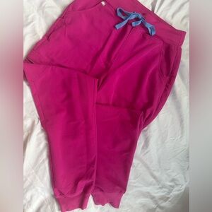FIGS SET Raspberry Sorbet. Rafaela Top(XS) and High waist Zamora Jogger Scrub(S)